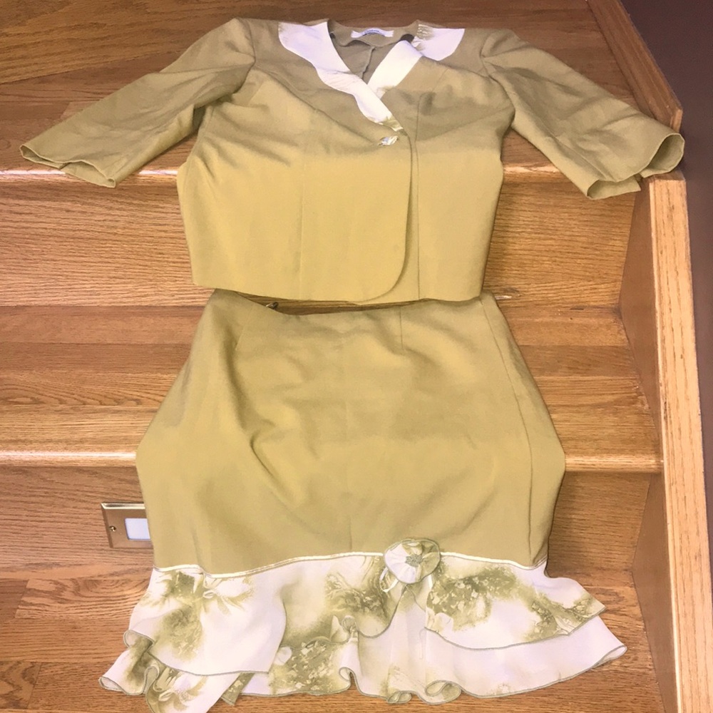 3piece Skirt/Jacket/sleeveless blouse Suit set in Mustard